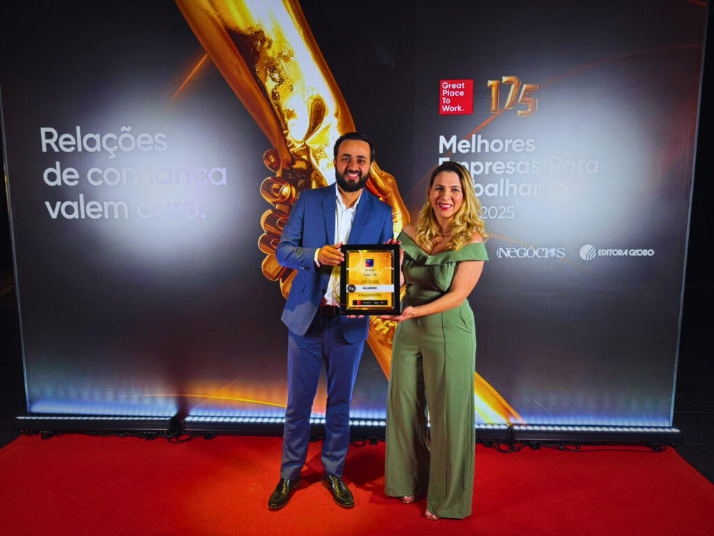 Edilson Júnior e Déborah Lilian receberam premiação GPTW Brasil 2025 em nome da Alianzo | Foto: Mídia GPTW Brasil